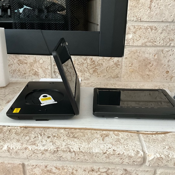 New in Box Wonnie Dual Screen DVD Player - Picture 4 of 4